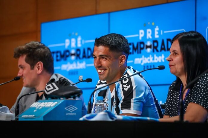 “Atitude e gols!” Suárez promete dedicação total no Grêmio em sua apresentação oficial