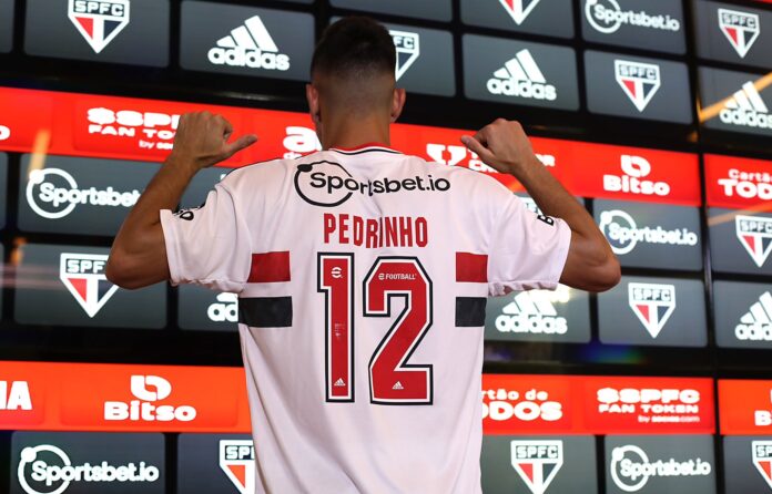 Pedrinho é apresentado é veste a camisa 12 do São Paulo