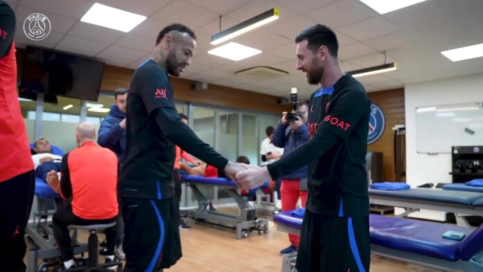 Com abraço de Neymar e prêmio, Messi volta a treinar com o PSG