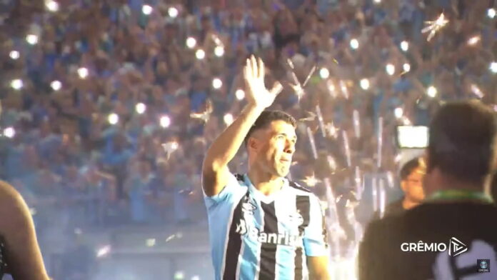 Festa Imortal! Veja apresentação de Luis Suárez à torcida do Grêmio