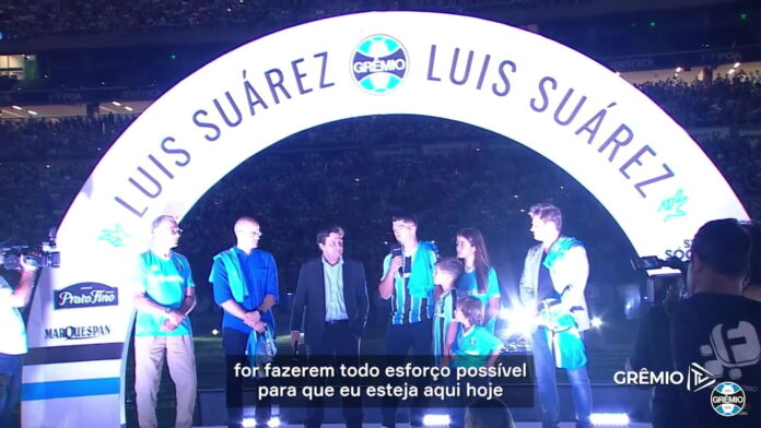 Suárez arrisca português, promete gols e festa em apresentação à torcida do Grêmio