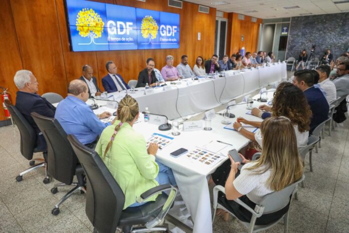 Governador alinha demandas das regiões em reunião com administradores
