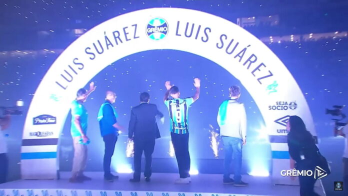 Torcida do Grêmio vai à loucura com Suárez; veja