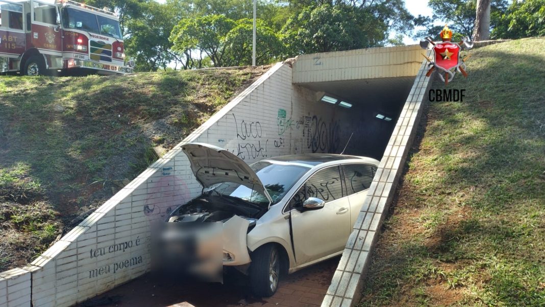 Carro cai em passarela subterrânea do eixão