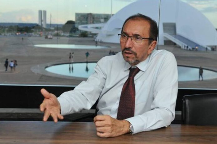 Após sanção de lei em memória a vítimas do comunismo, secretário pede demissão