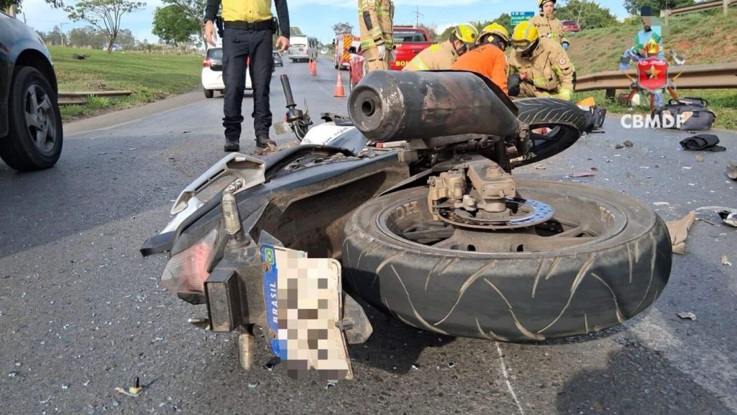 Motociclista fica em estado grave após bater na traseira de carro