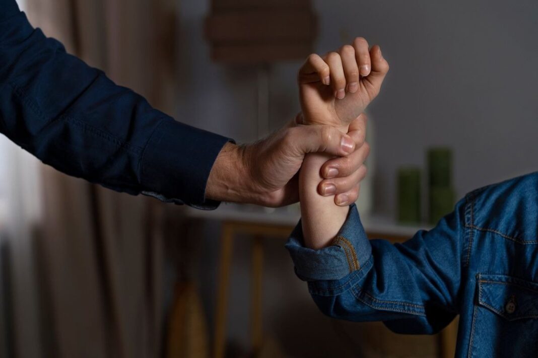 vizinho-armado-com-faca-invade-casa,-ameaca-mulher-e-a-estupra-no-df