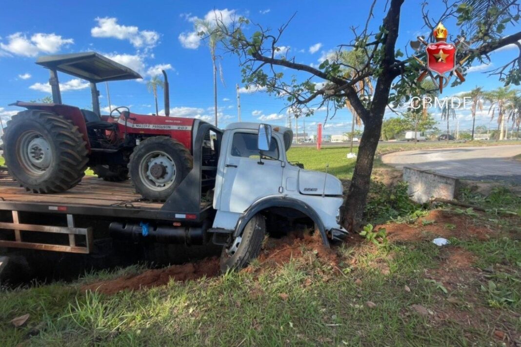caminhao-carregando-trator-perde-o-controle-em-rodovia-do-df