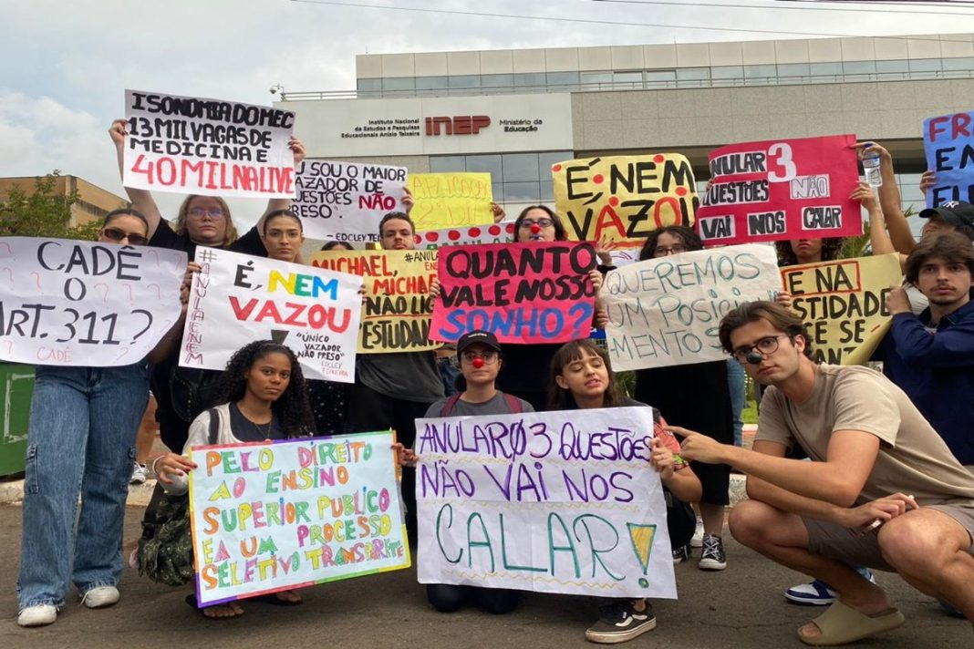 estudantes-protestam-na-porta-do-inep-e-pedem-anulacao-do-enem-2025