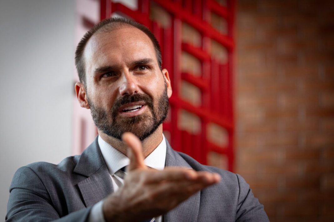 eduardo-bolsonaro-se-manifesta-sobre-prisao-do-pai