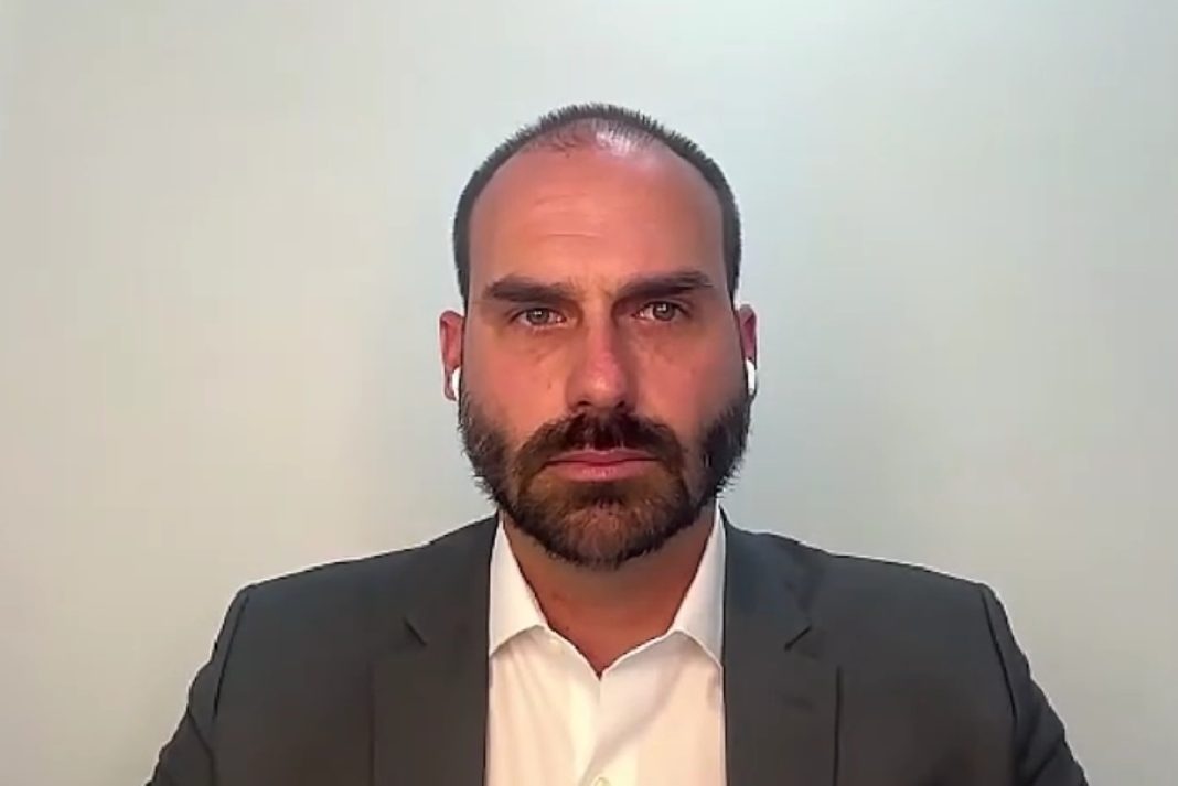 eduardo-bolsonaro-diz-que-ramagem-“fez-muito-bem”-em-deixar-brasil