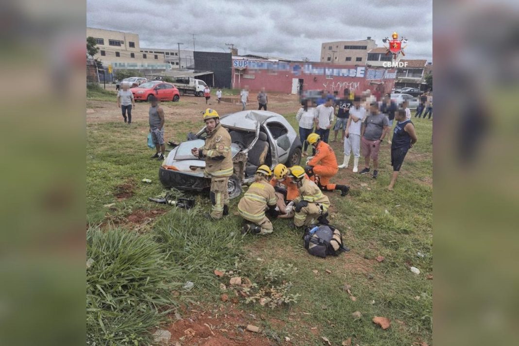 carro-atinge-parada-de-onibus-e-motorista-fica-em-estado-grave-no-df