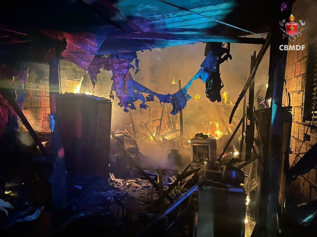 imagens-mostram-casa-de-madeira-destruida-apos-incendio-no-df;-veja