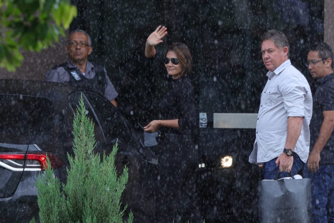 na-chuva,-apoiadores-recebem-michelle-bolsonaro-na-pf