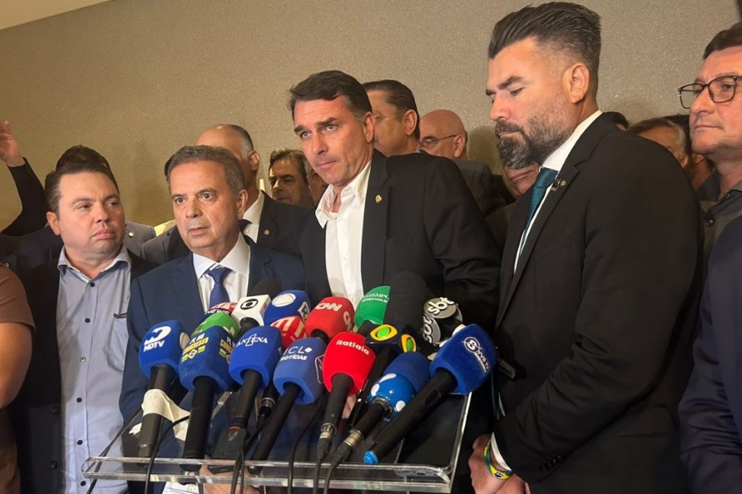 “tentativa-de-fazer-maldade”,-diz-flavio-sobre-video-de-tornozeleira