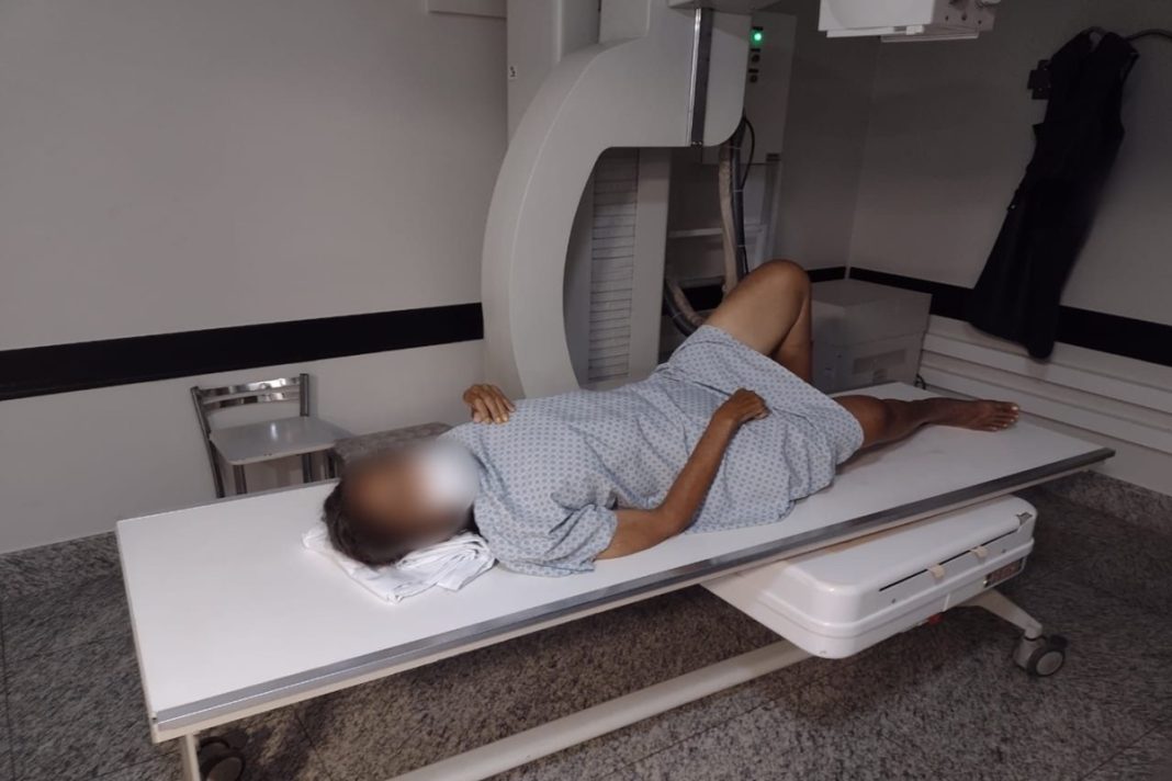 mulher-internada-em-clinica-psiquiatrica-tem-alta-com-perna-quebrada