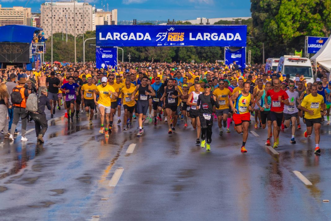 corrida-de-reis-reune-17-mil-atletas-e-leva-multidao-as-ruas-de-brasilia