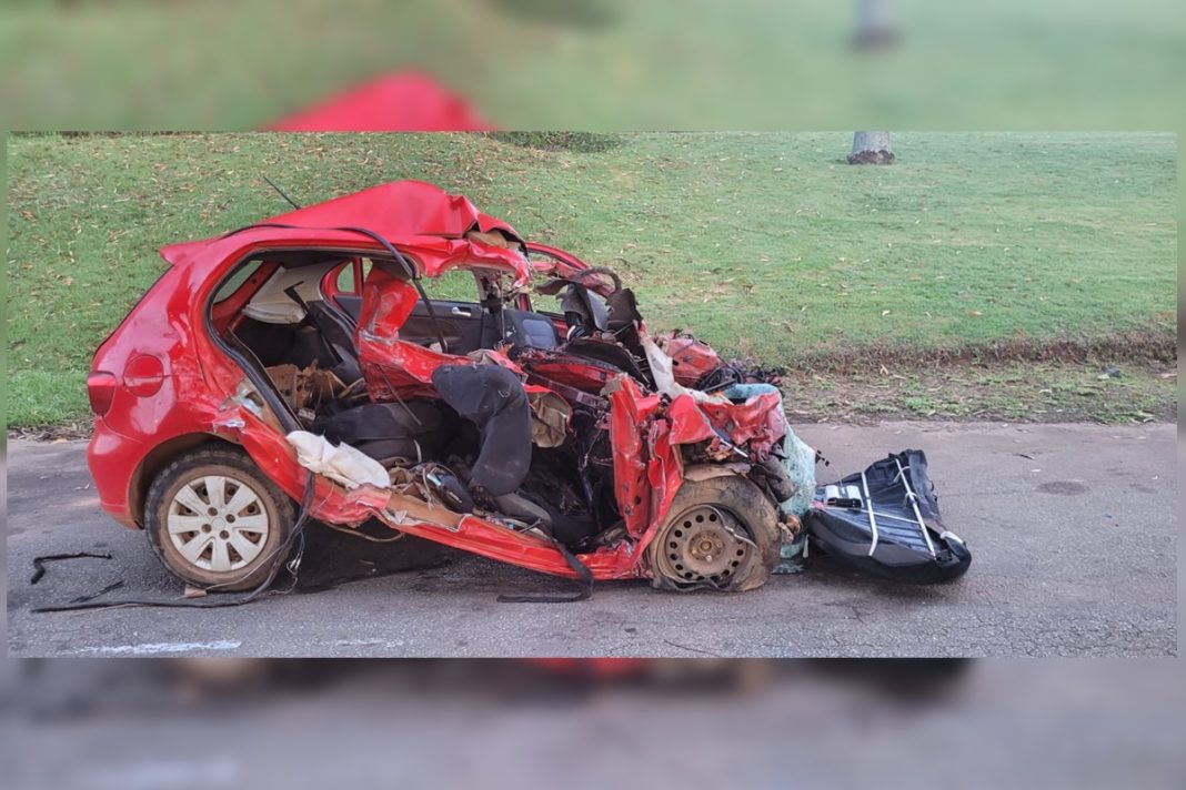 cinco-pessoas-morrem-apos-carro-invadir-a-contramao-e-bater-em-carreta-de-cimento.-veja-video