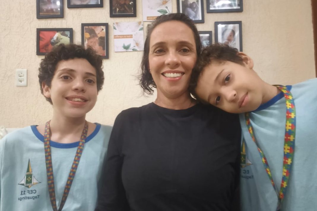 sem-poder-ir-para-escola,-aluno-autista-passa-madrugada-de-uniforme