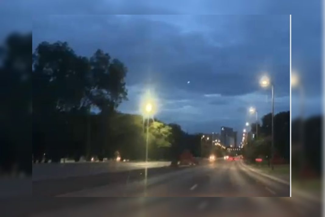pisca-pisca-no-eixao:-luzes-de-postes-oscilam-na-principal-via-da-asa-norte.-veja-video