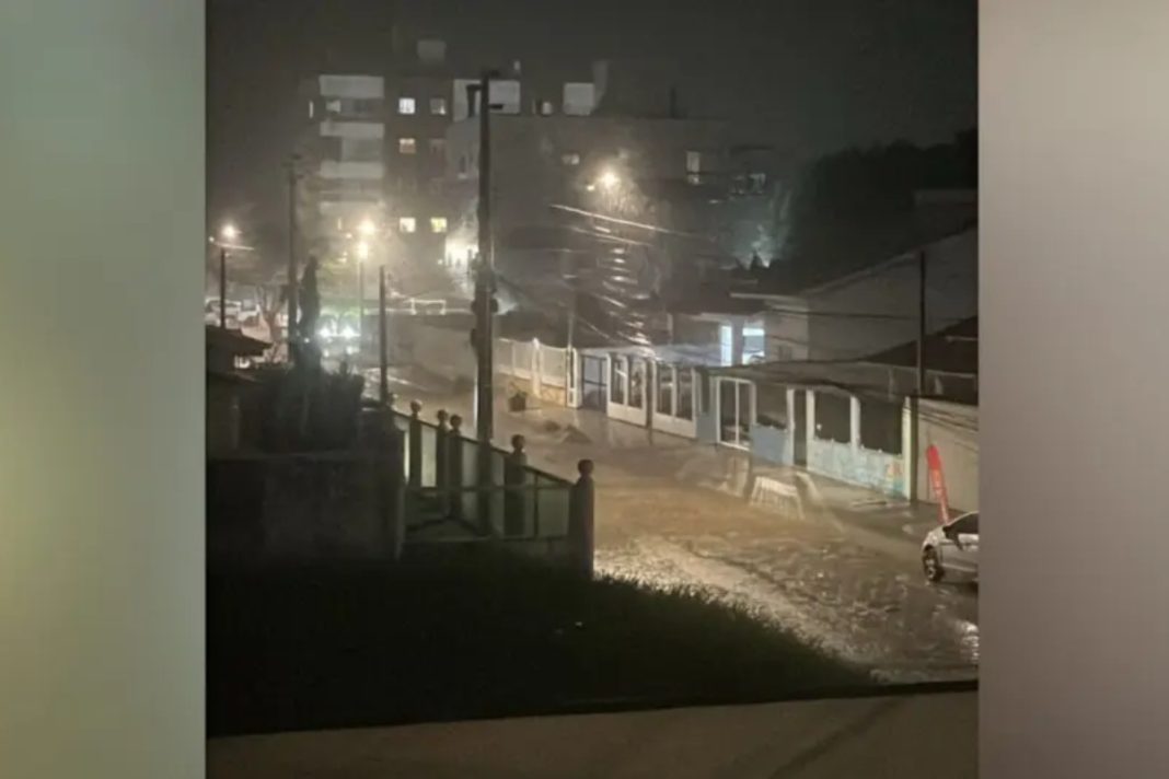 sc:-chuva-intensa-atinge-grande-florianopolis-e-ruas-ficam-alagadas