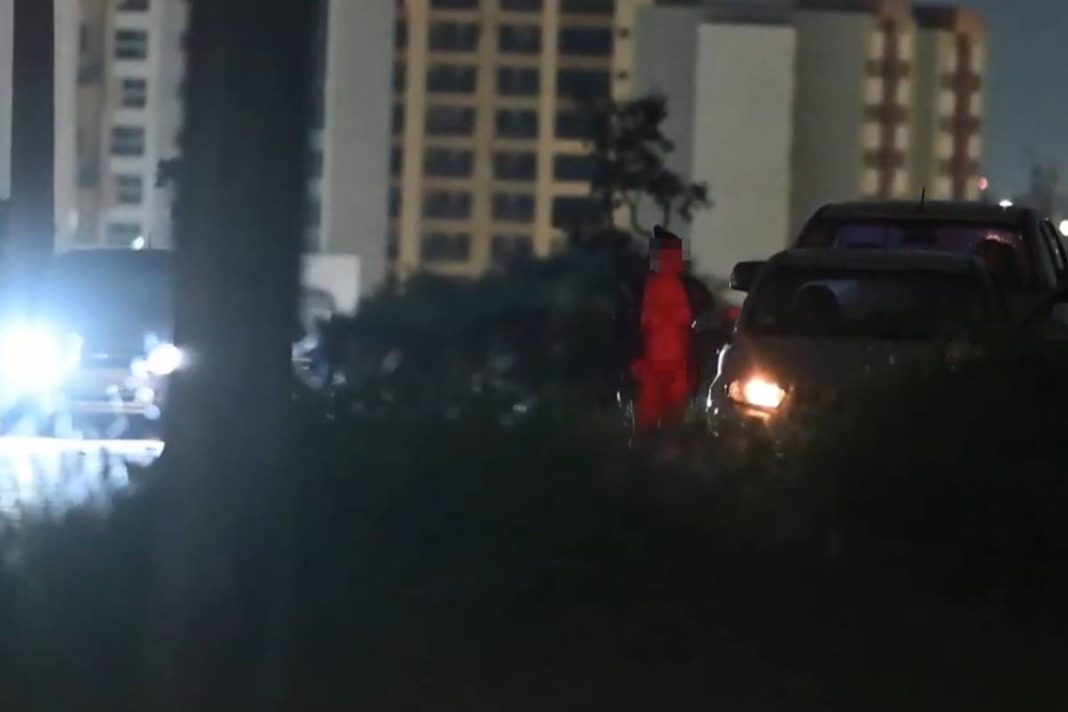 nua,-misteriosa-do-sobretudo-desafia-a-pm-e-se-esbalda-na-fila-do-bumbum-guloso