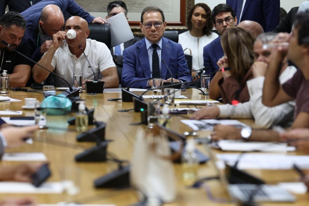 brb:-18-deputados-fazem-perguntas-ao-presidente-em-reuniao-longa