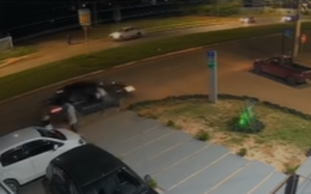 motorista-atropela-mulher-em-via-e-foge;-estado-da-vitima-e-gravissimo.-veja-video