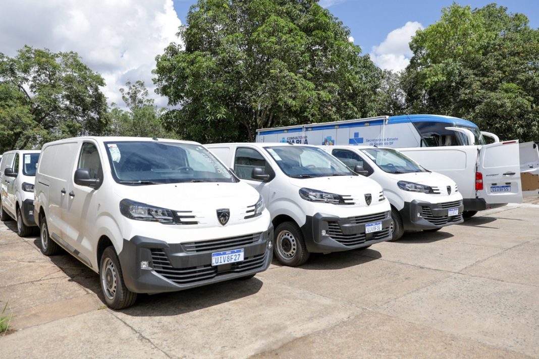 ibaneis-entrega-56-novos-veiculos-que-vao-compor-frota-da-saude-do-df