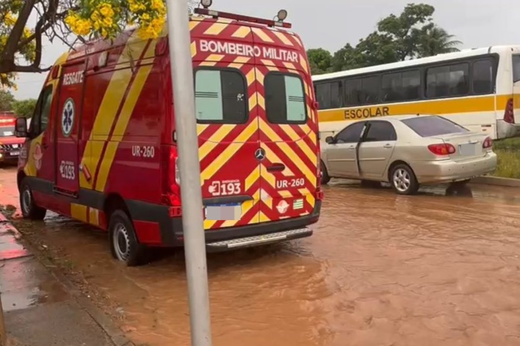 bombeiros-salvam-94-criancas-que-ficaram-ilhadas-em-creche-apos-alagamento.-veja-video