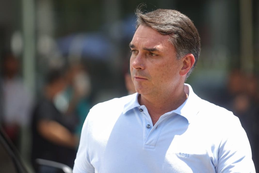 flavio-bolsonaro-defende-classificar-pcc-e-cv-como-terroristas
