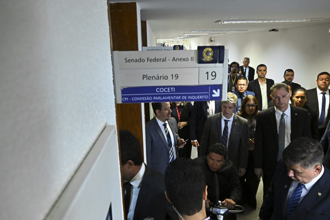 sala-cofre-da-cpmi-e-marcada-por-desorganizacao-e-longas-buscas-em-dados-de-vorcaro.-siga-a-cobertura-no-youtube