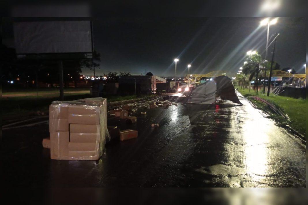 trecho-da-df-001-permanece-fechado-apos-caminhao-derrubar-postes.-veja-video
