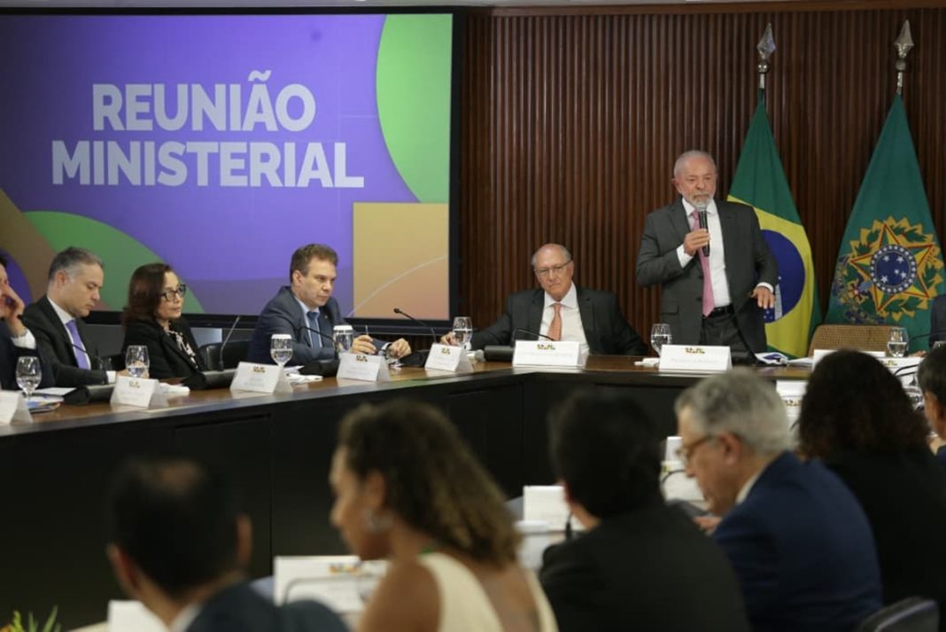 em-reuniao-com-ministros,-lula-pede-fim-da-“promiscuidade”-na-politica