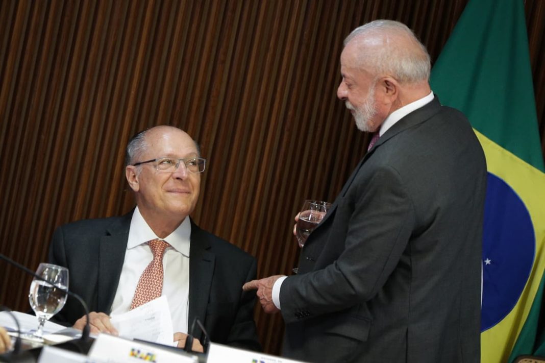 lula-confirma-alckmin-como-seu-vice-na-chapa-pela-reeleicao;-siga