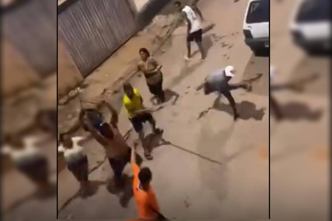 churrasqueira-e-facao:-homem-e-espancado-por-5-pessoas-no-meio-da-rua