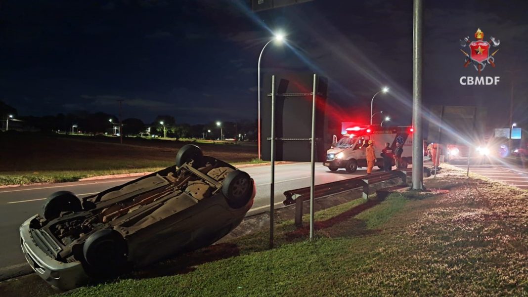 carro-capota-perto-do-balao-do-aeroporto-de-brasilia-e-interdita-faixa