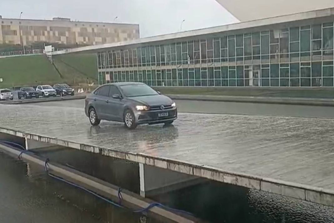 motorista-de-app-sobe-rampa-da-camara-com-carro-para-deixar-passageiro.-veja-video