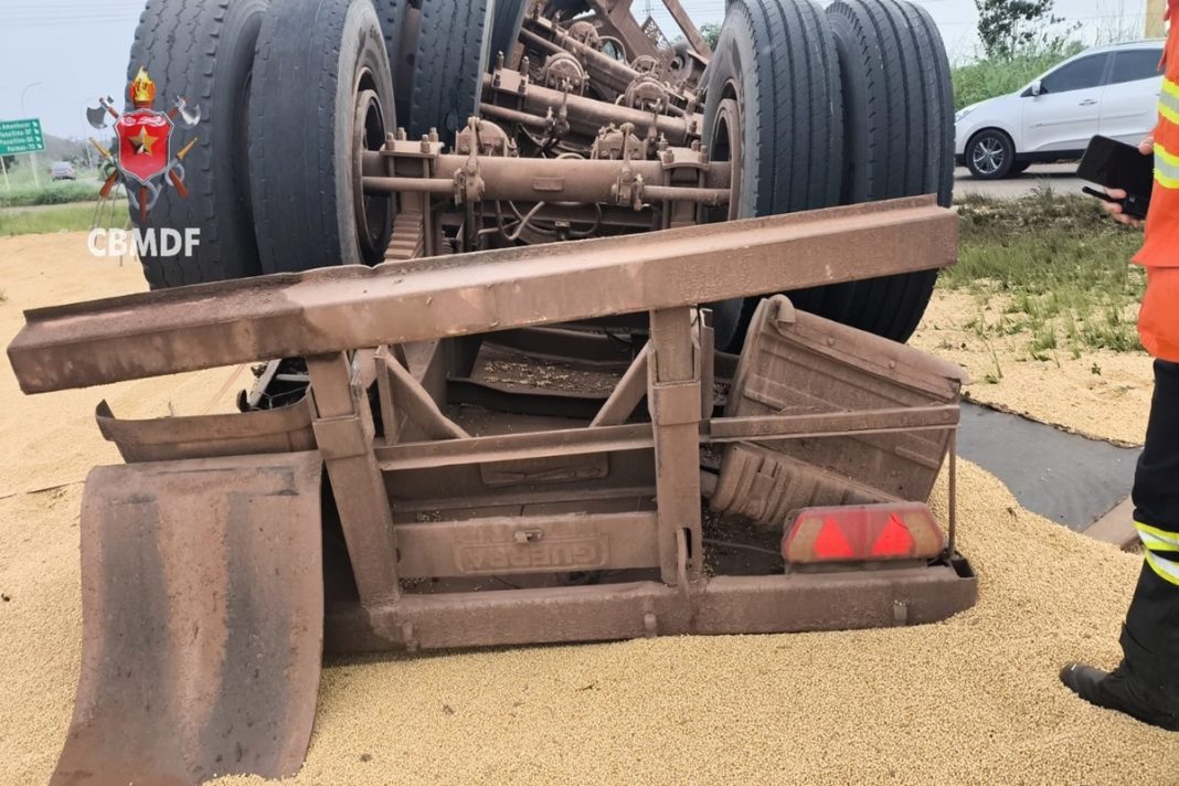 carreta-tomba-na-df-130,-espalha-carga-e-deixa-motorista-ferido