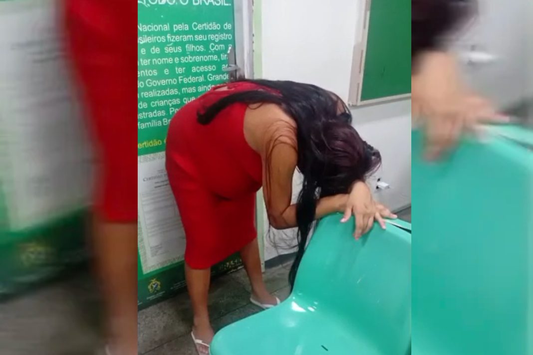 jovem-da-a-luz-em-cadeira-de-rodas-na-recepcao-de-maternidade-no-am