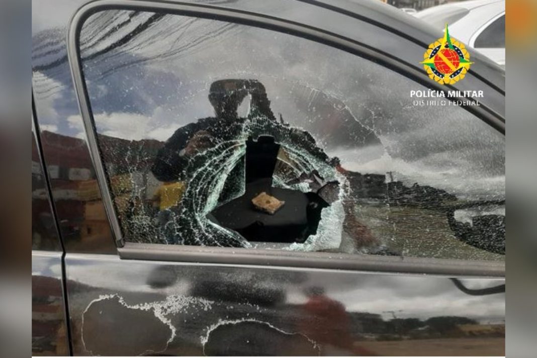 homem-e-preso-apos-ameacar-pms-e-depredar-carros-e-quiosque-no-df