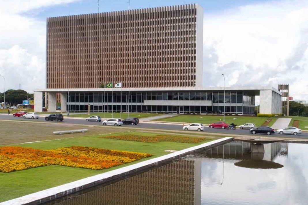 gustavo-rocha,-sandro-avelar-e-mais-quatro-secretarios-deixam-o-gdf