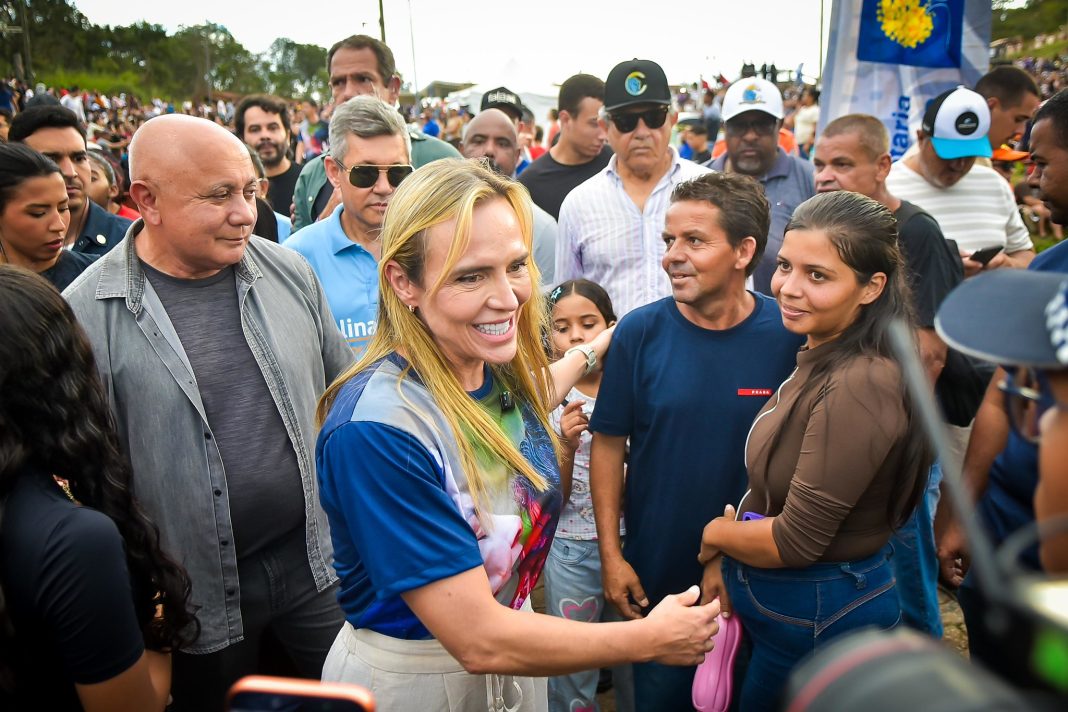 celina-leao-participa-de-via-sacra-e-destaca-forca-da-fe-em-evento-tradicional-do-df
