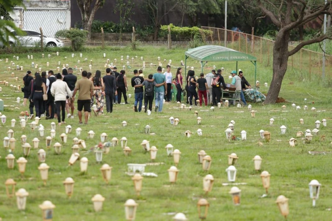 filhos,-parentes-e-amigos-se-despedem-de-mulher-morta-a-facadas-por-ex