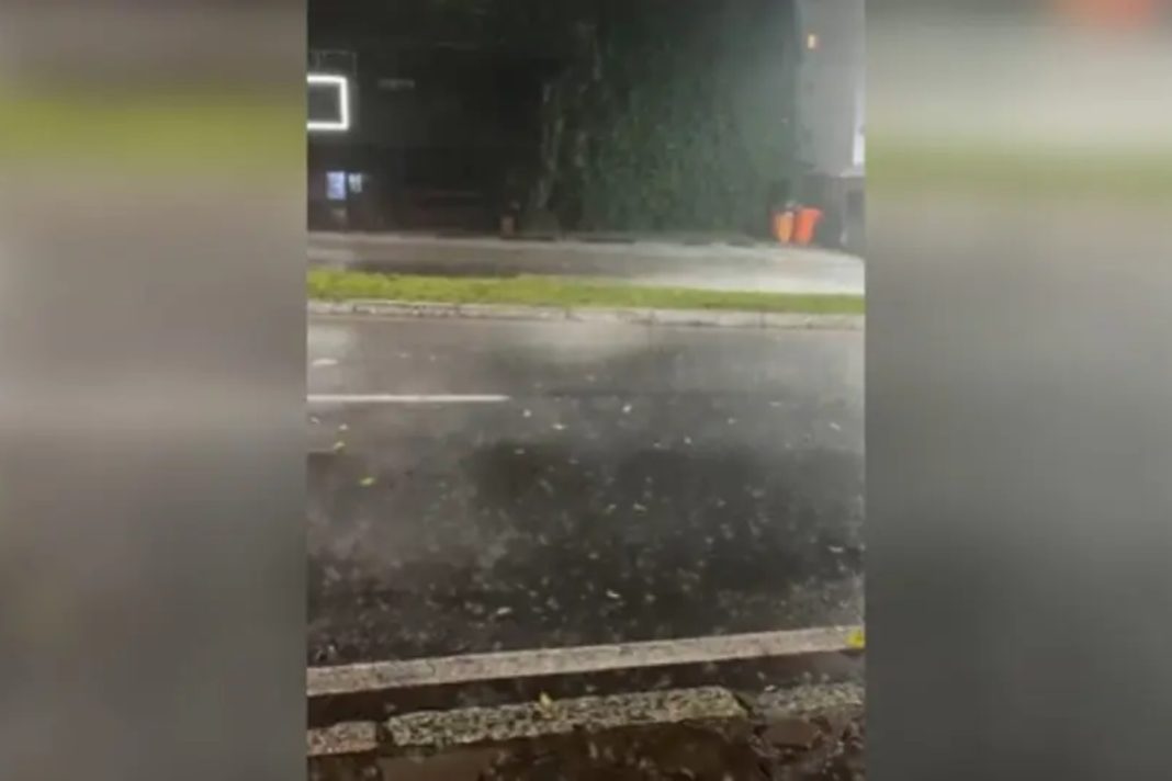 sc:-tempestade-com-raios-e-ventos-intensos-assusta-moradores.-video