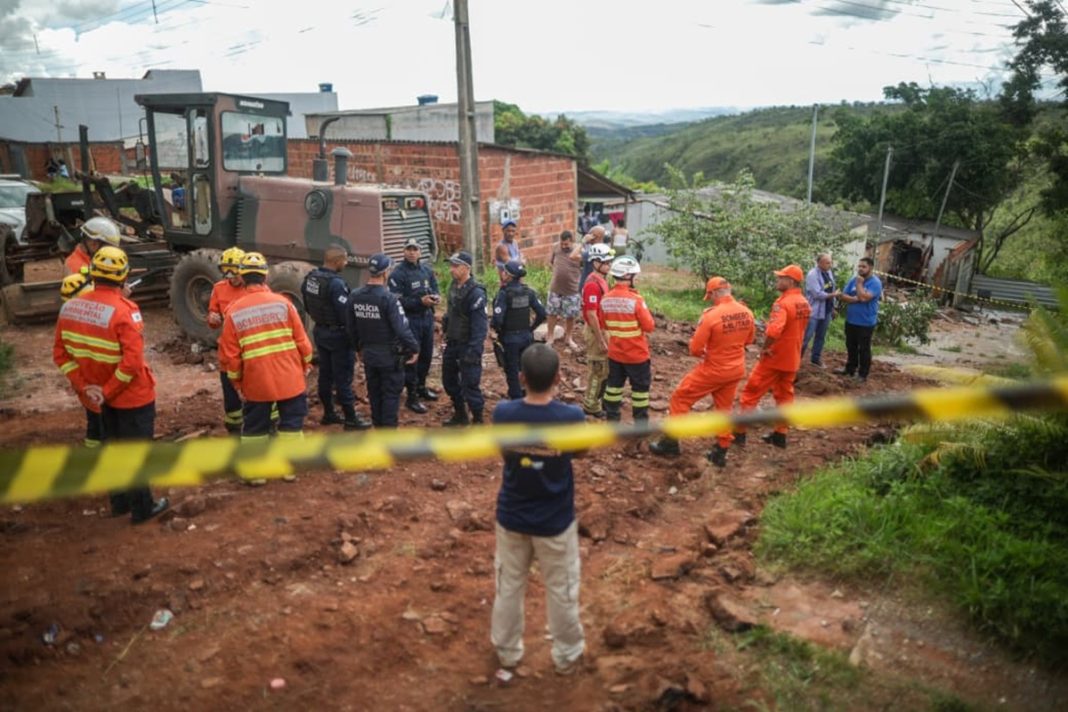 trator-derruba-casa-com-familia-dentro-e-deixa-criancas-feridas.-veja-video