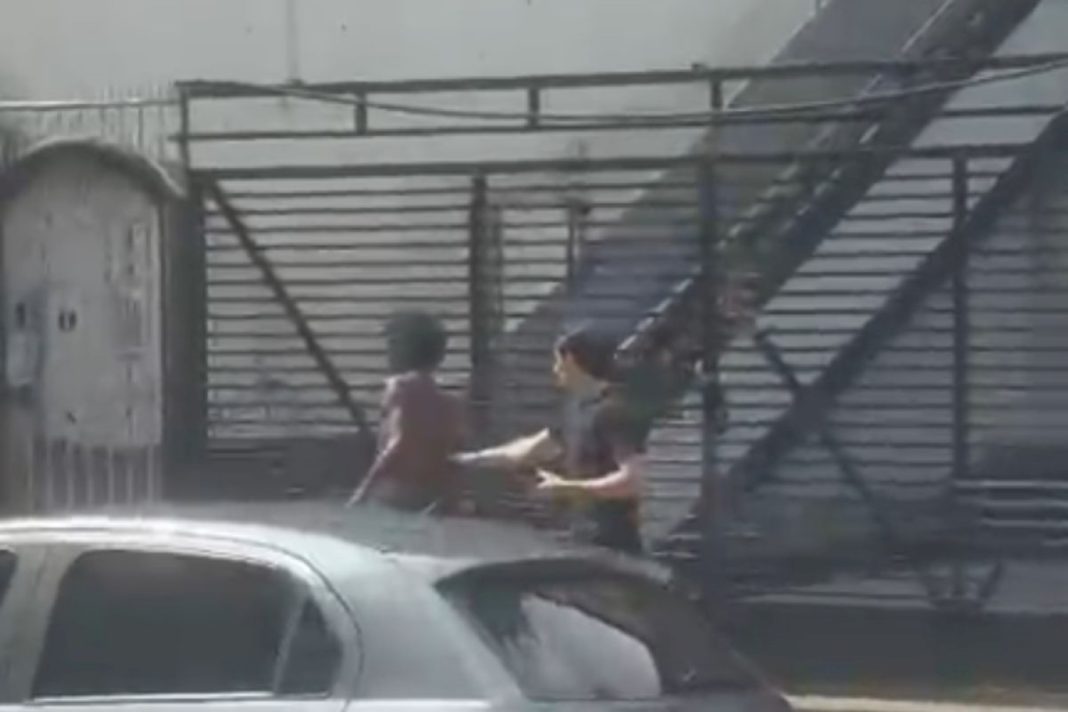 alunos-de-direito-agridem-homem-em-situacao-de-rua-com-arma-de-choque.-video