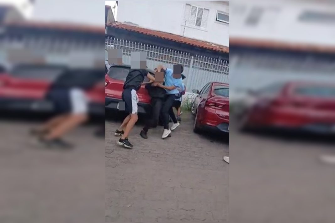 socos-e-chutes-em-porta-de-escola:-alunos-brigam-e-vao-parar-na-delegacia.-veja-video