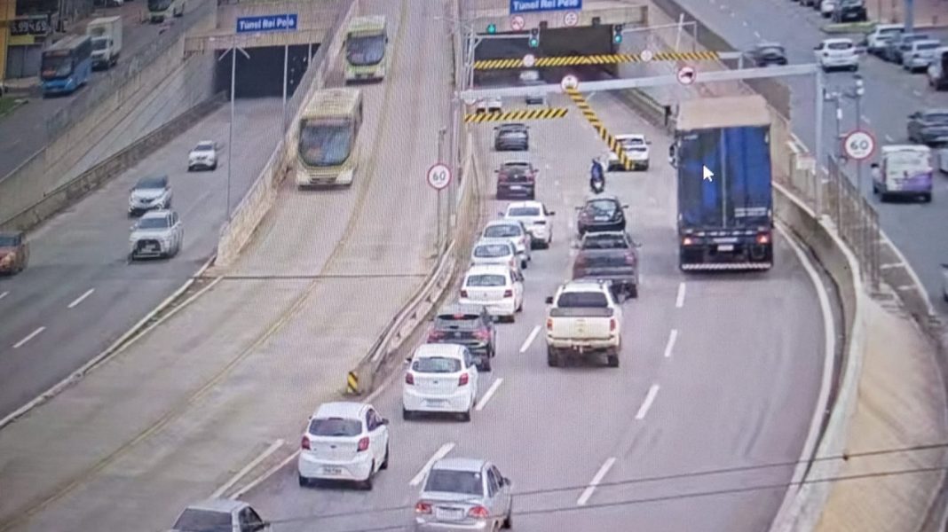 em-menos-de-3h,-outro-caminhao-bate-em-portico-do-tunel-rei-pele