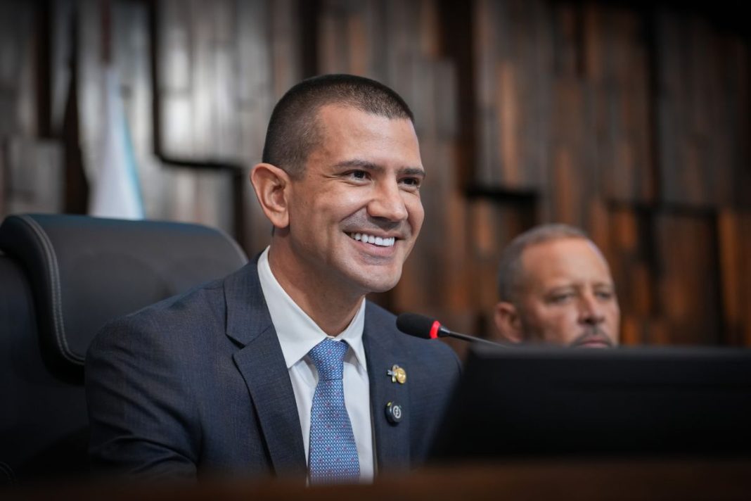 apos-entraves-judiciais,-alerj-elege-douglas-ruas-como-presidente